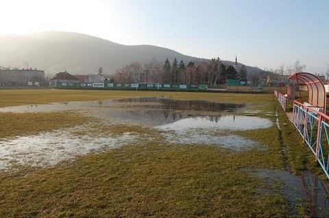 Odštartujú o týždeň krajské ligy? V Horných Orešanoch stojí na ihrisku voda