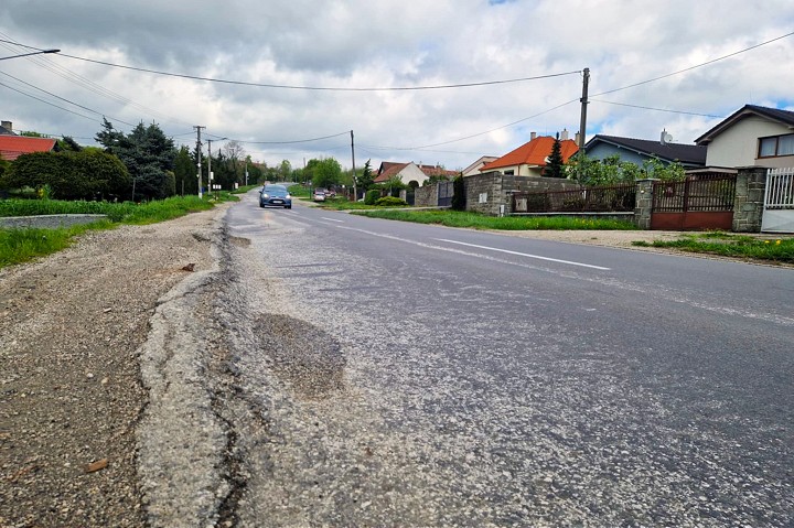Koniec hrboľatej cesty v Horných Orešanoch, začnú ju robiť v júni