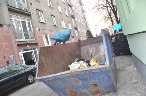 VIDEO: Psychopata, ktorý hromadil v byte odpadky, našli mŕtveho