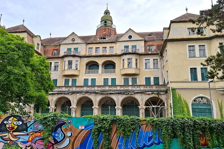 Bývalý hotel Slovan ponúkajú kúpele mestu Piešťany výmenou za akcie