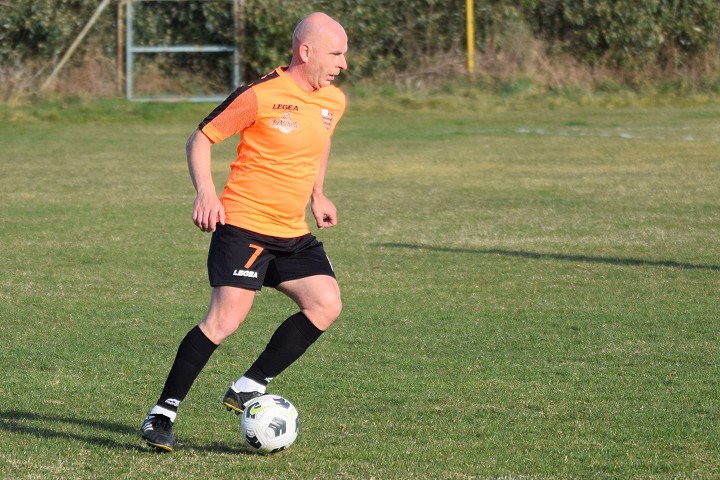 Futbal, 9. liga: Dolný Lopašov na čele, Bíňovce doma zakopli