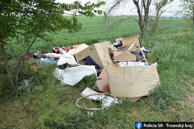 Na poľnú cestu pri Hrnčiarovciach vyhodili sedačku aj chladničku, skončili v rukách polície