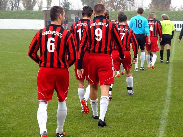 FUTBALOVÁ GLOSA: Hrnčiarovce ukázali v Dvorníkoch aj nebezpečné country
