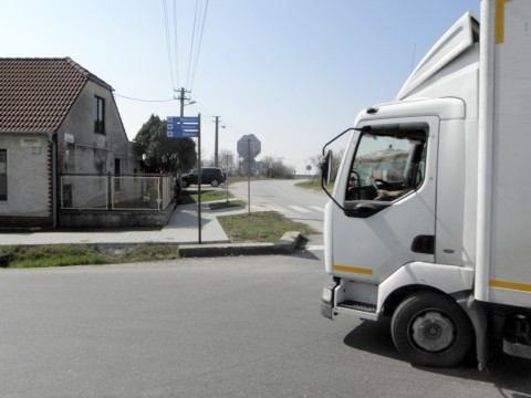 Zákaz prejazdu pre kamióny a autobusy Hrnčiarovciam neprešiel. Spasí ich len obchvat