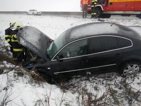 POĽADOVICA: Autá v priekopách aj konáre na kapotách