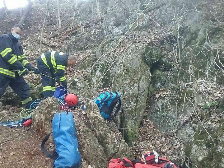V jaskyni neďaleko Piešťan uviazol človek, vytiahli ho hasiči