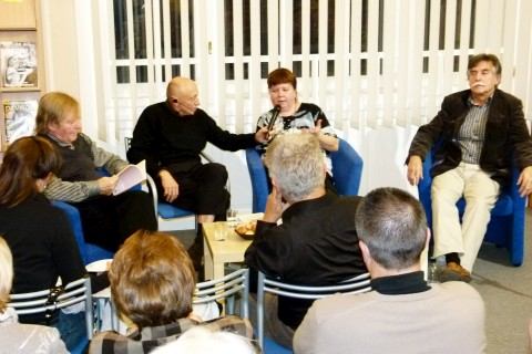 Aj bez pištole pri spánkoch bolo všetkým do reči