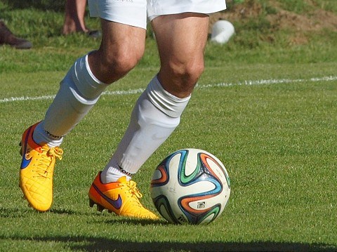 Futbal, III. B: Horné Trhovište vyhrá nad Žlkovcami kontumačne, gólové hody v Moravanoch