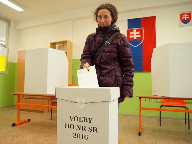O prácu vo volebných komisiách nemali strany veľký záujem