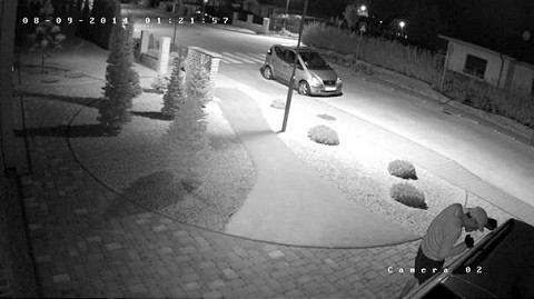 Hľadajú muža, ktorý v Piešťanoch vykradol dve autá