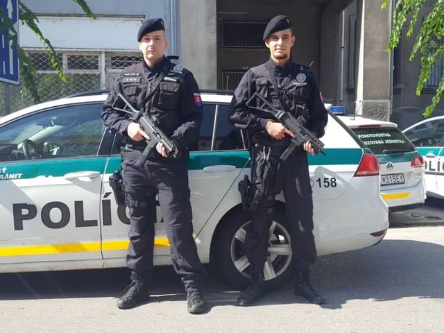 Dráma s dobrým koncom: Žena chcela skočiť pod vlak, policajti jej úmysel vyhovorili