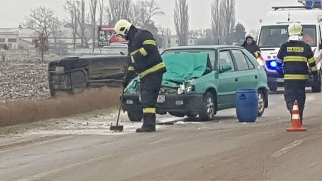 Mnohí vodiči sneženie nezvládli, nehoda sa stala aj pri Bučanoch