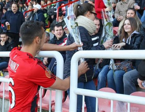 Spartakovské MDŽ: Fanúšičky si uctili ružami, manželky hráčov dostali darček