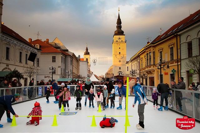 Klzisko s umelým ľadom pred radnicou malo úspech, otvorené bude do nedele
