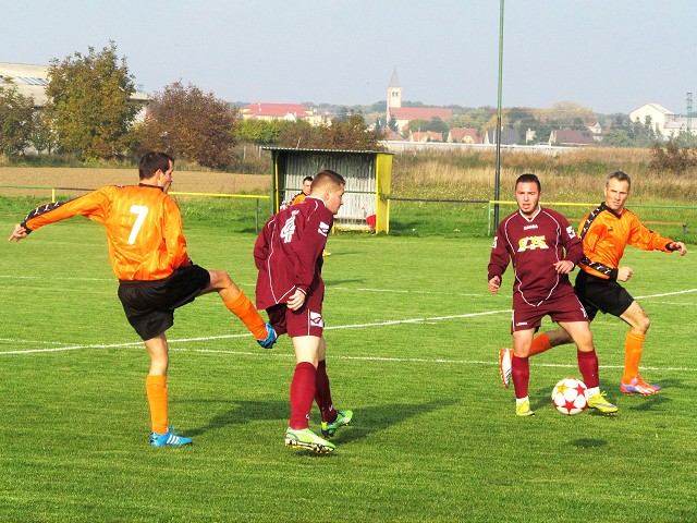 Futbal, 8. liga III.A: Špačince natiahli víťaznú sériu aj proti Hornému Dubovému