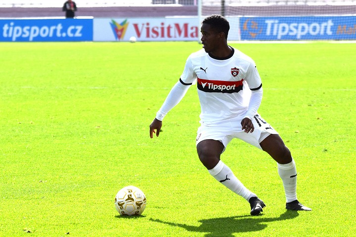 Futbal začal hrávať až ako tínedžer, posila Spartaka sa vidí v Sterlingovi