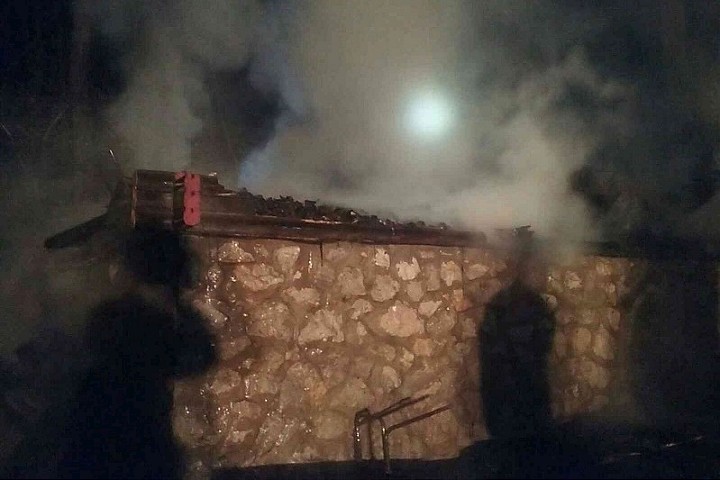 Tragédia v Smoleniciach: V horiacej chate zomrel človek