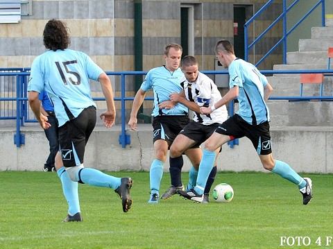 Futbal, III. A: Dolné Orešany si udržali pozíciu lídra, vyhrali nad Vlčkovcami