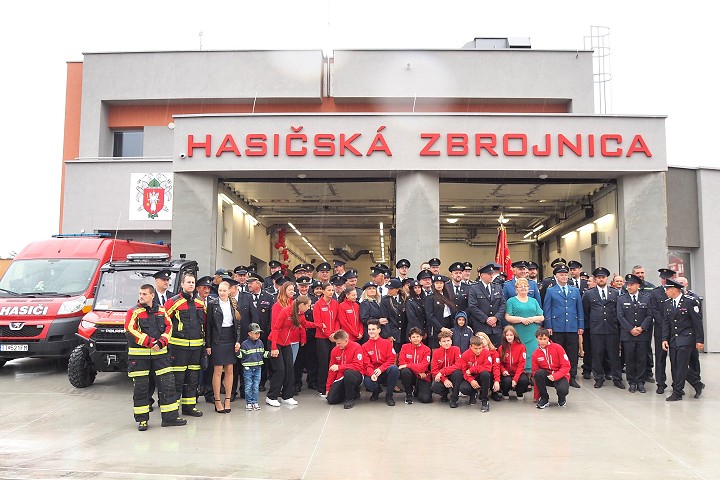 Hasiči v Jaslovských Bohuniciach sa dočkali, k storočnici dostali novú zbrojnicu