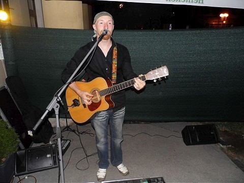 V Music Café vystúpi v piatok britský spevák John Dale