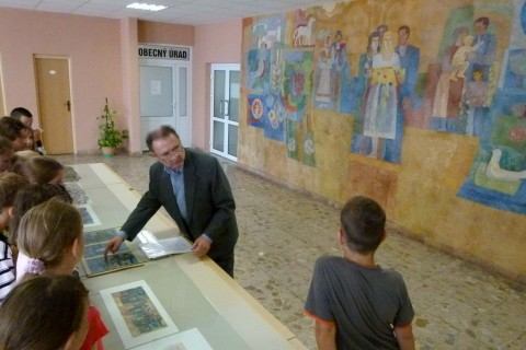 Cesta k obrazu vedie prederaveným kartónom