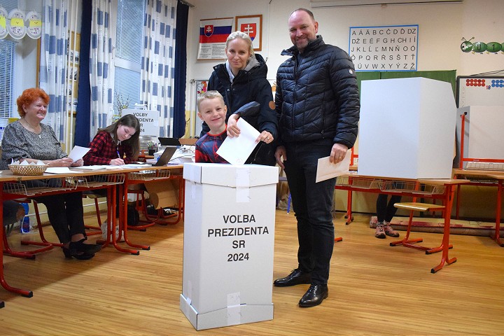 Župan Jozef Viskupič volil v sprievode rodiny, podporil Ivana Korčoka