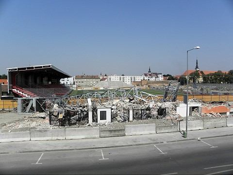 VIDEO: Na futbalovom štadióne zbúrali už celú južnú tribúnu
