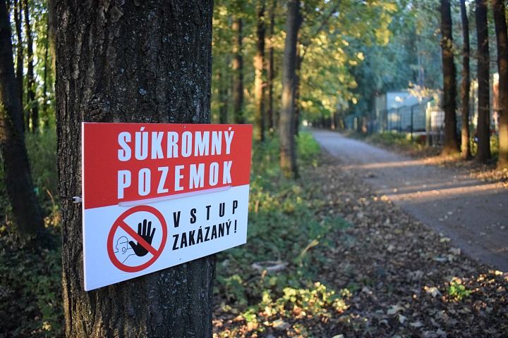Z lesoparku pri Kamenáči odstránia lavičky, mesto sa nedohodlo s vlastníkmi pozemkov