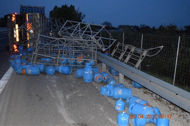 Na diaľnici pri Piešťanoch havaroval kamión, viezol propán-butánové fľaše