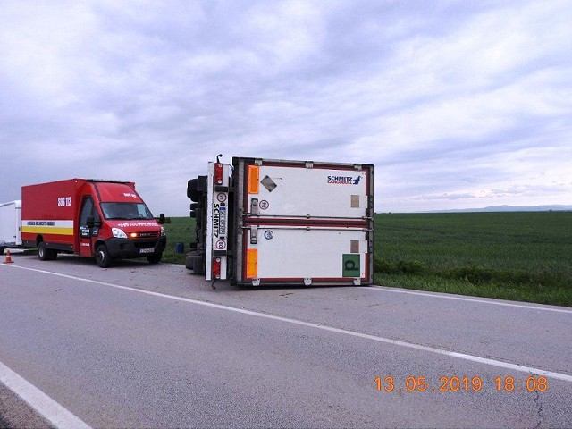 Opitý poľský kamionista havaroval na ceste do Špačiniec, predtým nabúral v Trnave