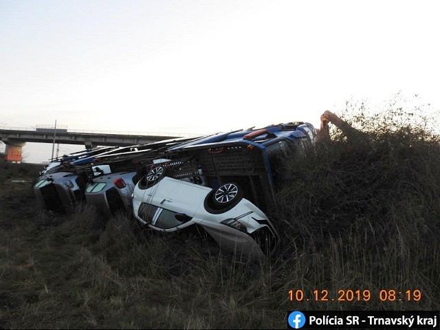 Nové autá do cieľa nedorazili, kamión sa prevrátil v Trnave pri obchvate