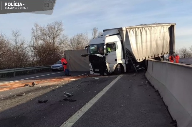 Kamión po hrozivo vyzerajúcej nehode zablokoval diaľnicu D1