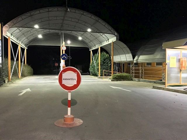 Cudzinec s ochorením koronavírusu býval v Dolnom Dubovom, vyšetrujú ľudí z jeho okolia
