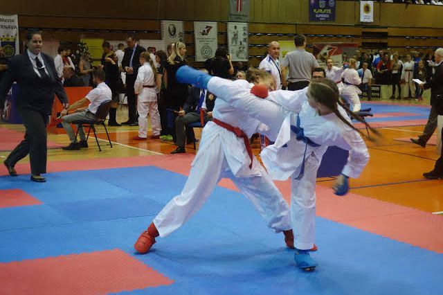 Muži Slovenského zväzu karate si z Vianočného turnaja v Trnave odniesli víťaznú trofej