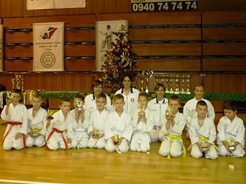 Hlavná trofej z Vianočného turnaja putuje belehradským karatistom