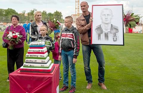 Dojímavá rozlúčka s kariérou: Fanúšikovia Spartaka zložili poctu Miroslavovi Karhanovi