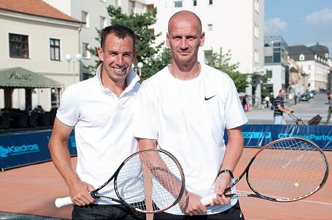 Karhan vyzval Hrbatého na tenisový duel na Trojičnom námestí