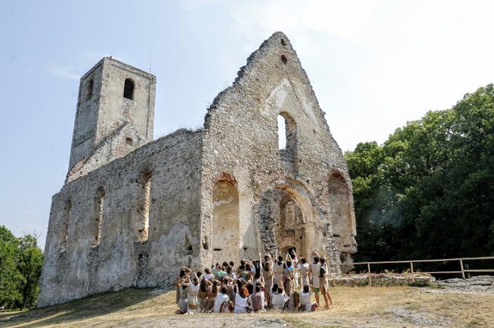 Na Katarínke vlani dobrovoľníci aj pochovávali, tento rok budú pokračovať v záchrane ruín