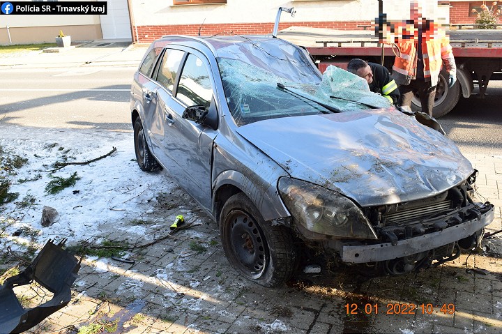 V Kátlovciach letelo auto vzduchom, poškodilo plynovú prípojku aj rodinný dom