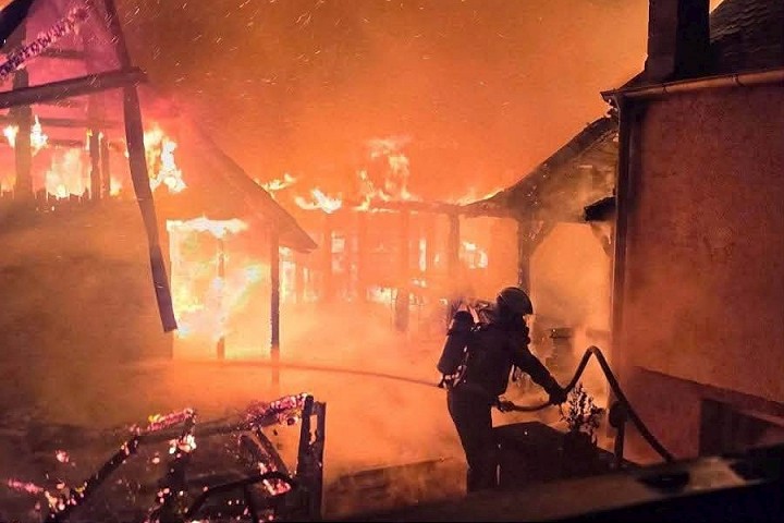 V Kátlovciach horel dom, hospodárske budovy aj altánky, škody sú veľké