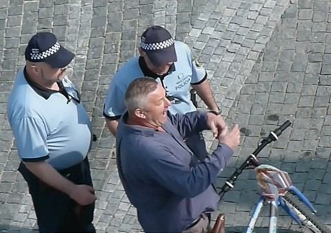 VIDEO: Mestskí policajti vykázali kazateľa spod Trojičky