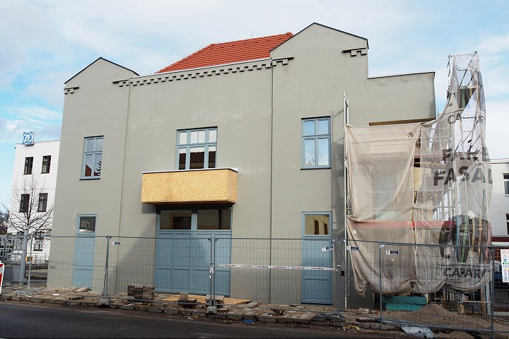 Zbúrané kino Sloboda v Trnave pripomína fasáda novostavby auly Trnavskej univerzity