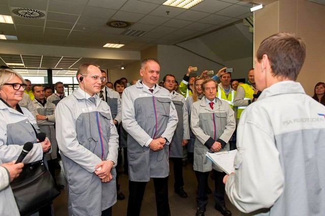 Prezident Kiska v automobilke: Zamerať sa treba na školstvo, aby firmy mali dosť ľudí