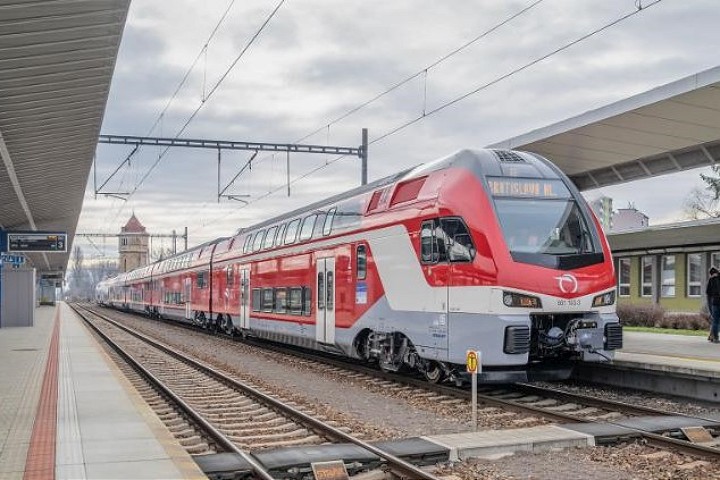 Železničná spoločnosť nasadila na trať do Bratislavy vysokokapacitné vlaky KISS