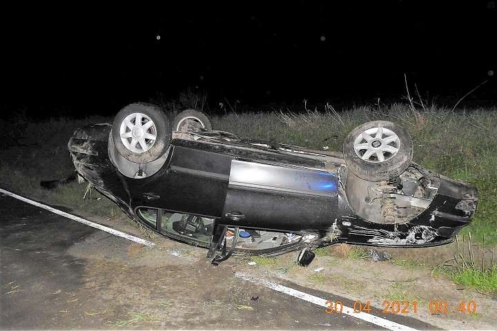 Medzi Kľačanmi a Hlohovcom skončilo auto na streche, šofér nafúkal