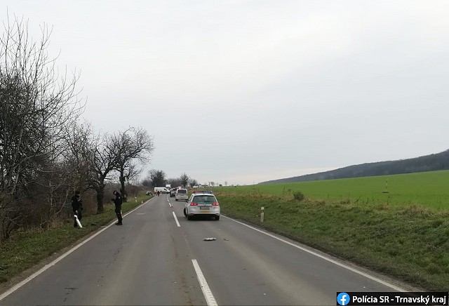 Cyklistu medzi Hlohovcom a Kľačanmi zrazilo auto, zraneniam podľahol