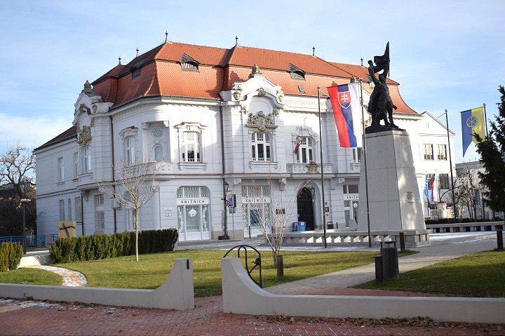 Stretnutia s autormi kníh v knižnici odštartujú diskusiou s Miroslavom Danajom