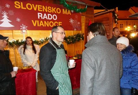 Radoslav Procházka sa obliekol do zástery, na námestí rozdával punč