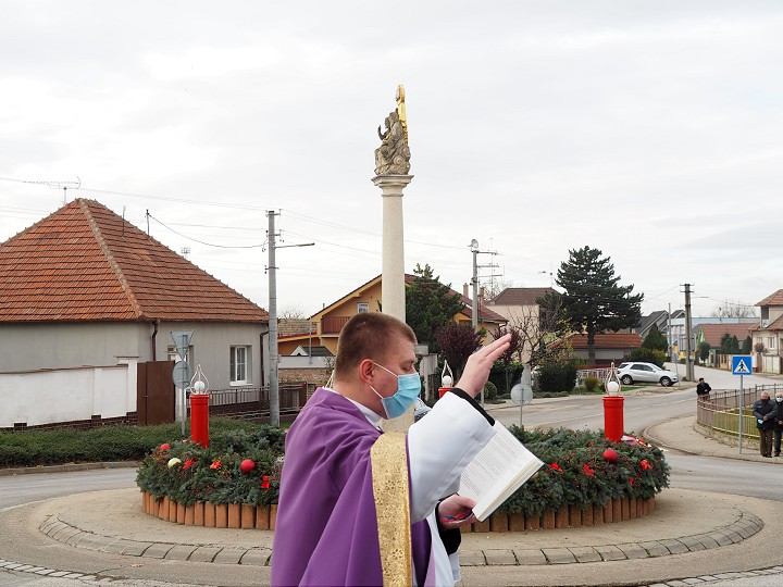 Najväčší adventný veniec široko – ďaleko majú aj v tomto roku v Šúrovciach