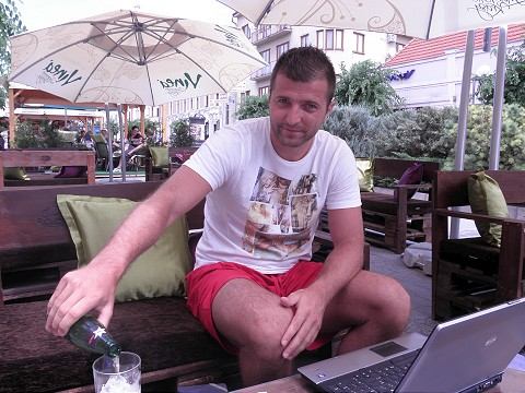 Futbalista, ktorý si po údere do hlavy dal pusu s mantinelom